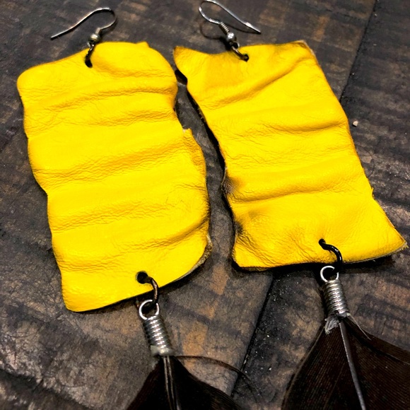 Feather and leather earrings - Picture 3 of 6